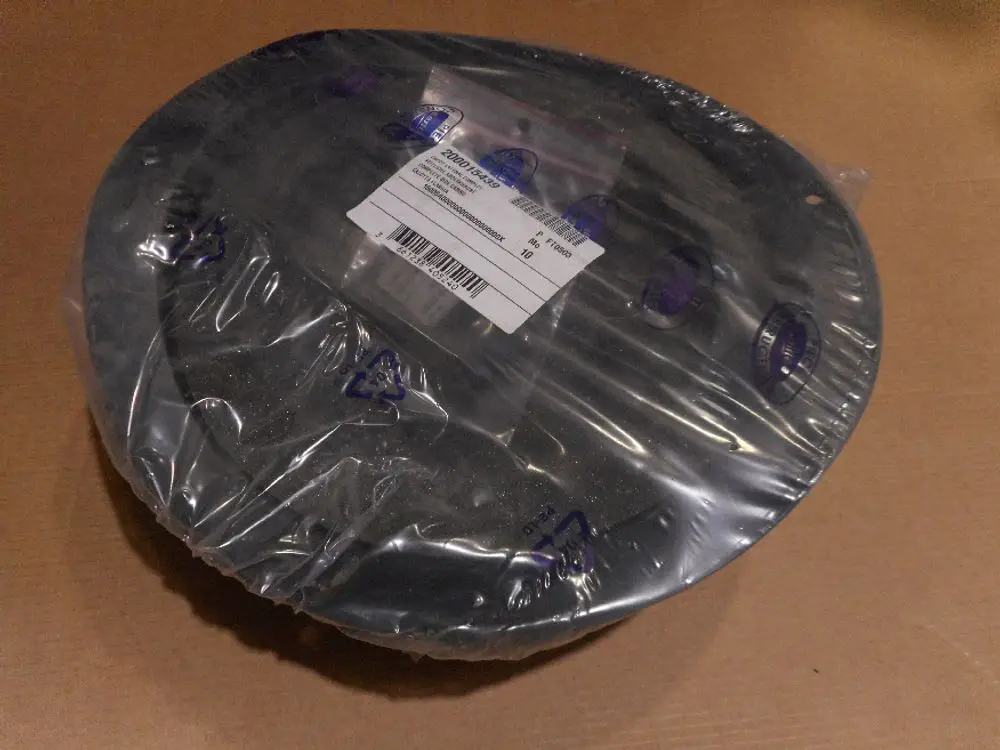 Schwarze seitliche Abdeckhaube der Marke Remeha, verpackt in durchsichtiger Folie, mit sichtbaren Etikettinformationen auf der Oberseite.
